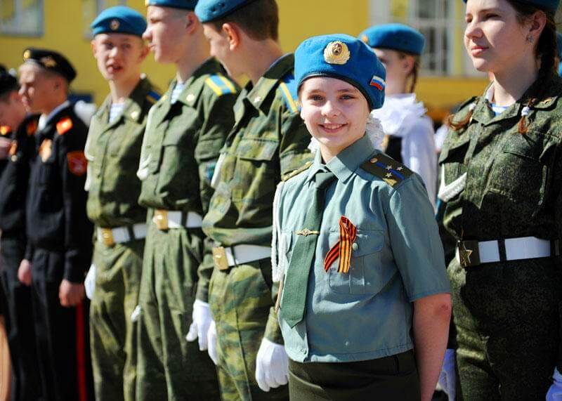 Молодежь в военной форме