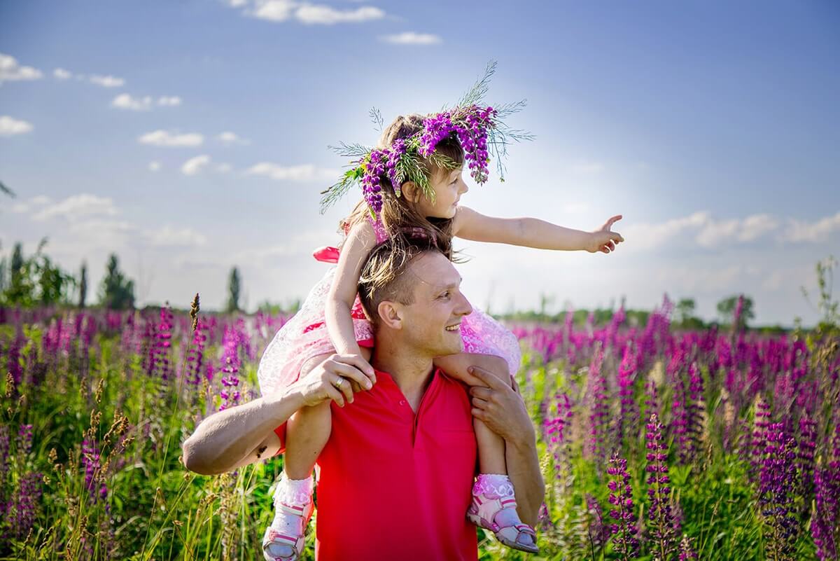 Отец с дочкой в поле