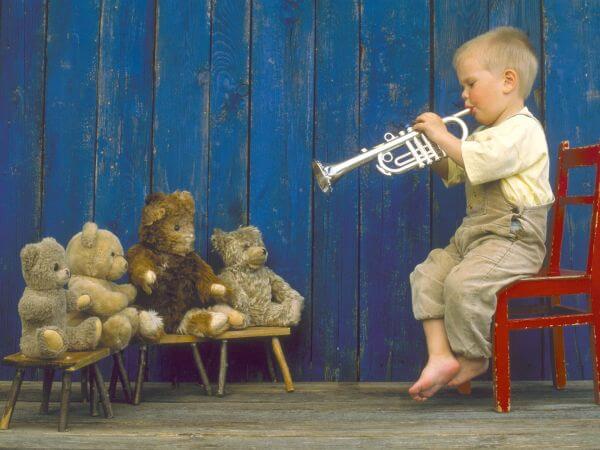 Мальчик играет на трубе