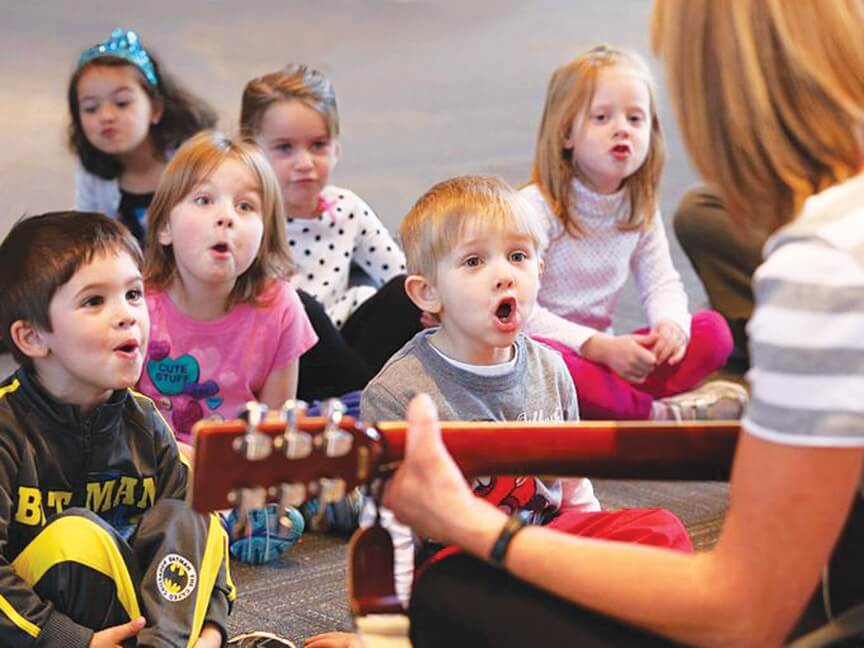 Дети в детском саду поют