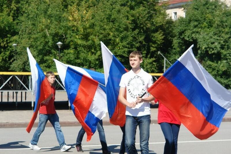 Школьники в флагами