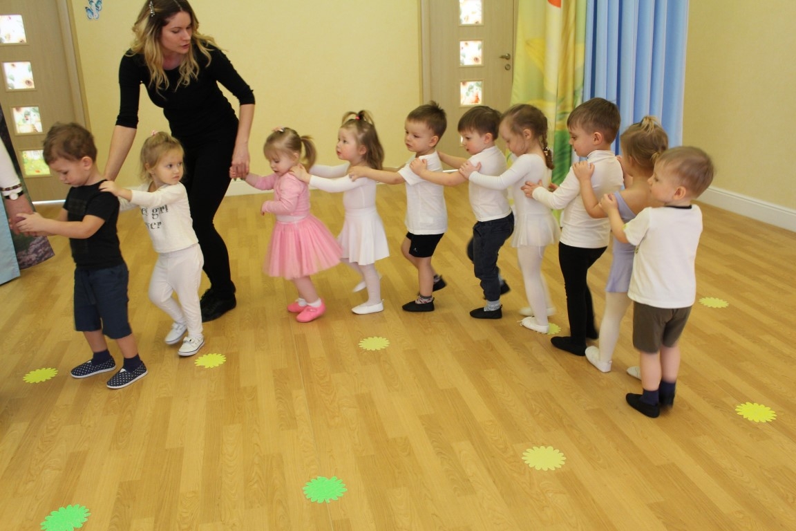 Танец игра младшая группа. Зарядка для детей в детском саду. Ритмика в садике. Ритмика для детей в детском саду. Дети на музыкальном занятии.