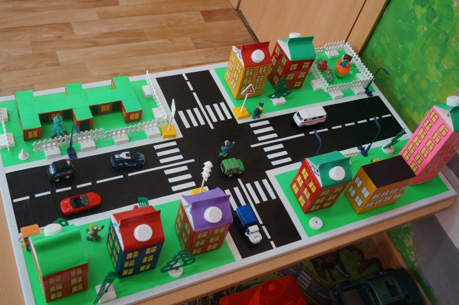 Уголок ПДД в детском саду: учим дошкольников ориентироваться на дороге