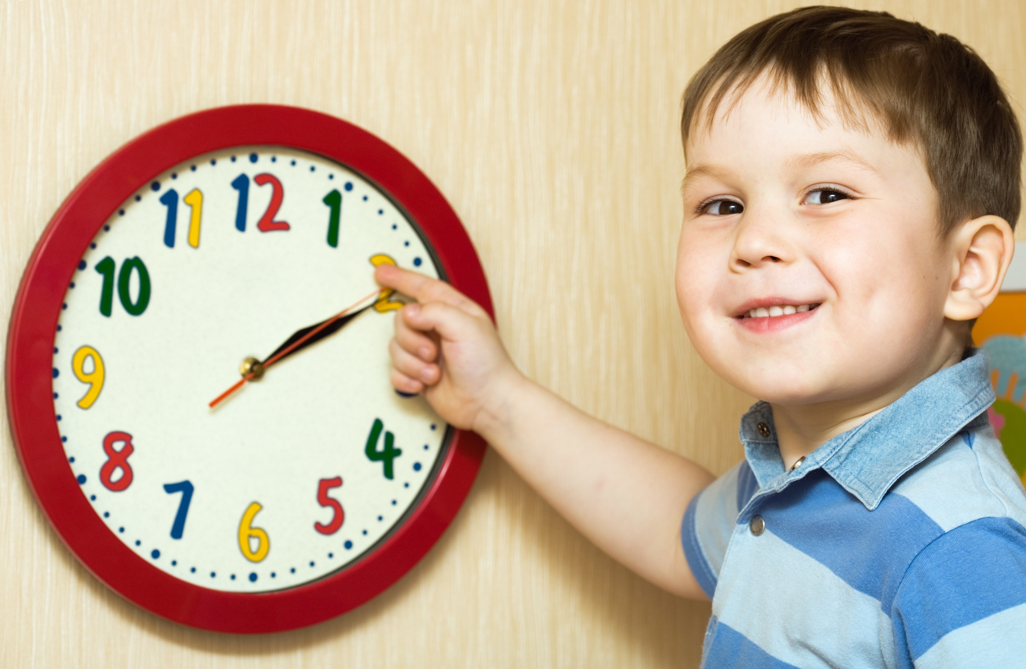 Можна час. Ребенок с часами. Часы для детского сада. Режим дня для детей. Дети в детском садике с часами.