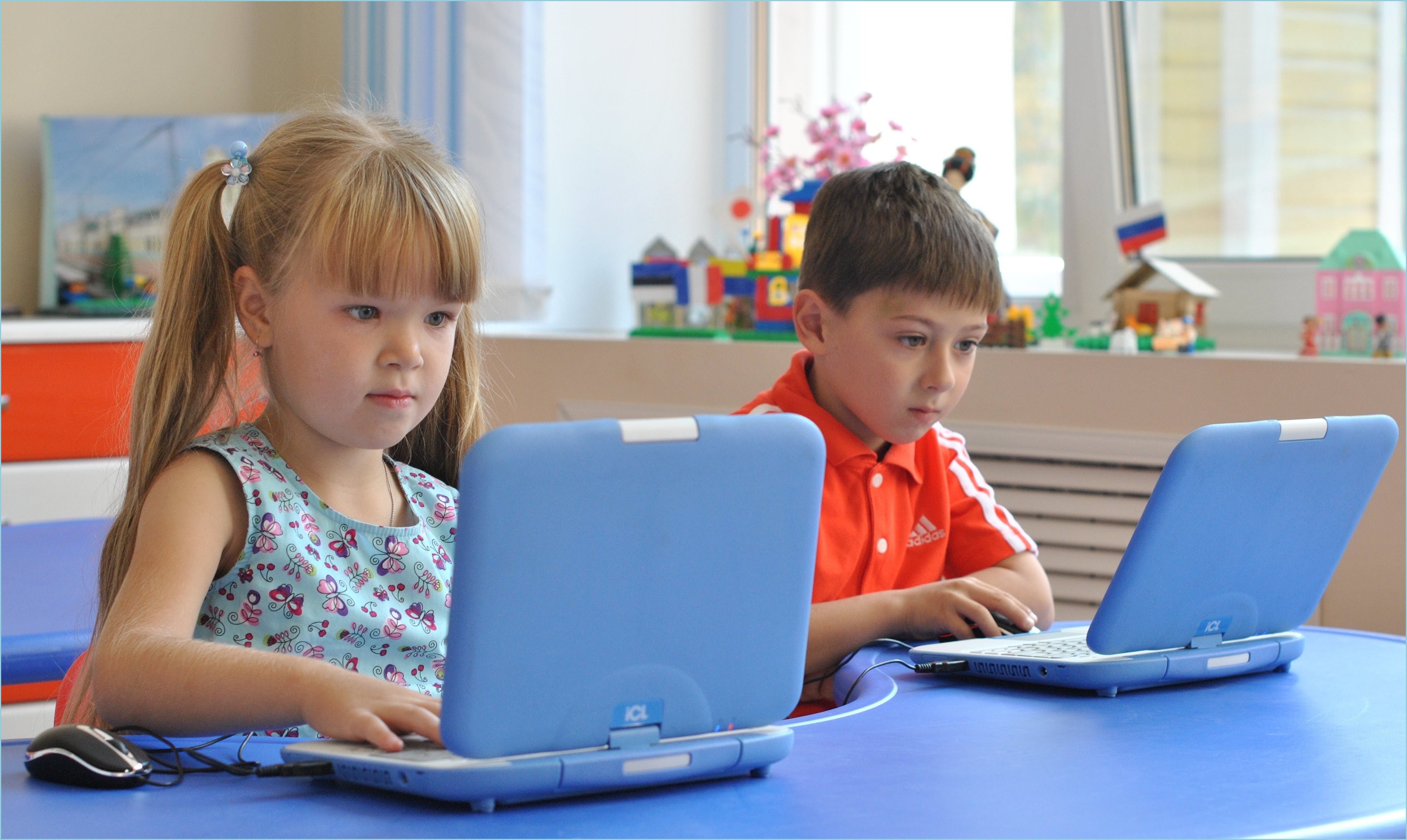 Играть в работу в школе. Ребенок за компьютером. Дошкольник и компьютер. Компьютер в детском саду. Дети за компьютером в детском саду.