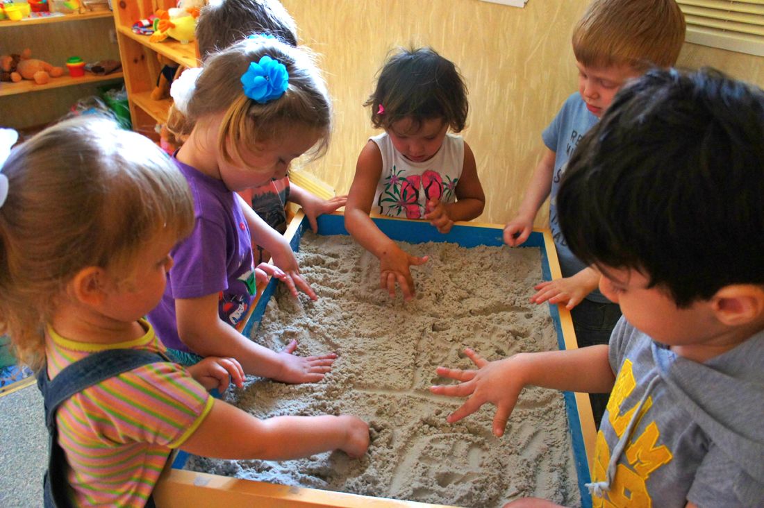 Дошкольное познавательное развитие. Игры с песком. Игры с песком в детском саду. Песок это для детей дошкольного возраста. Игры детей с песком в детском саду.