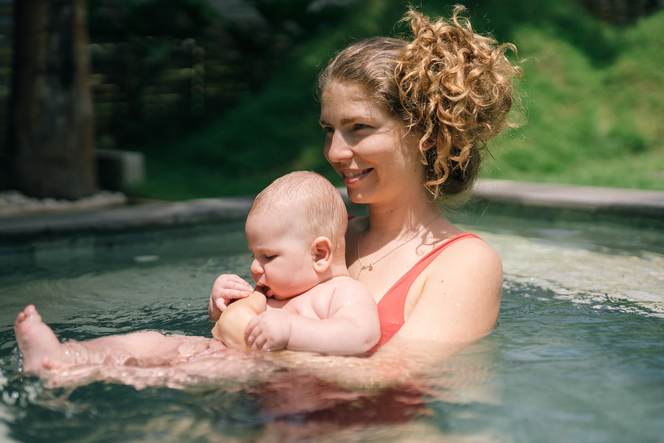 Женщина с ребенком купаются